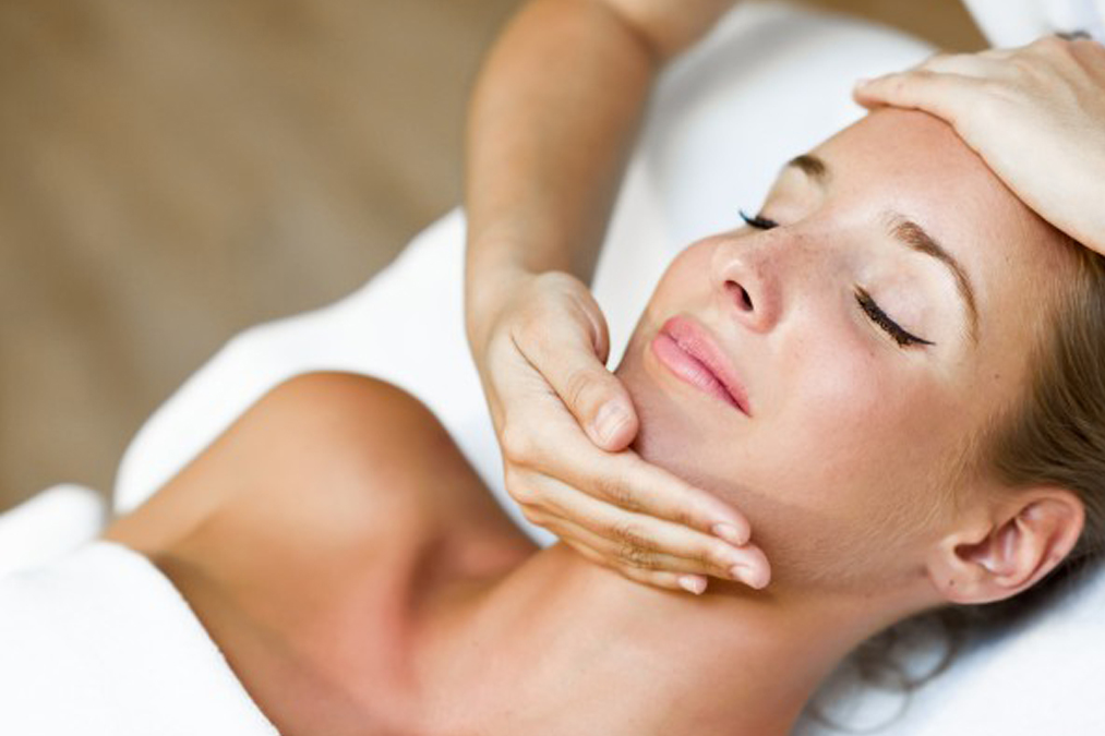 Massaggio linfodrenante per il viso, tutti i benefici - Cesvim Academy